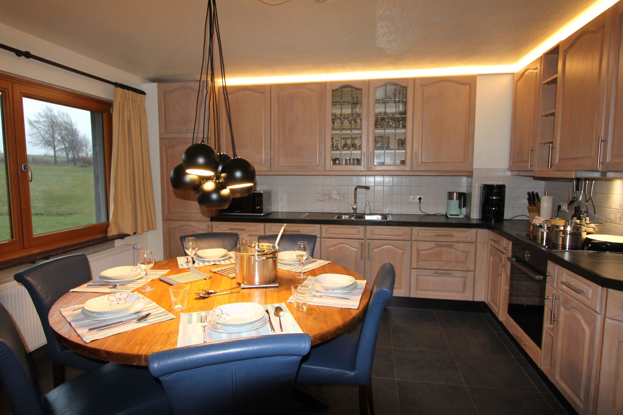 Große gemütliche Küche